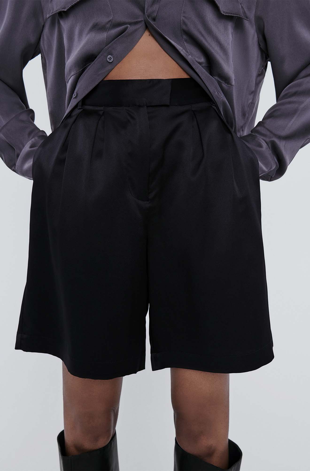 Double Pleated Shorts Black