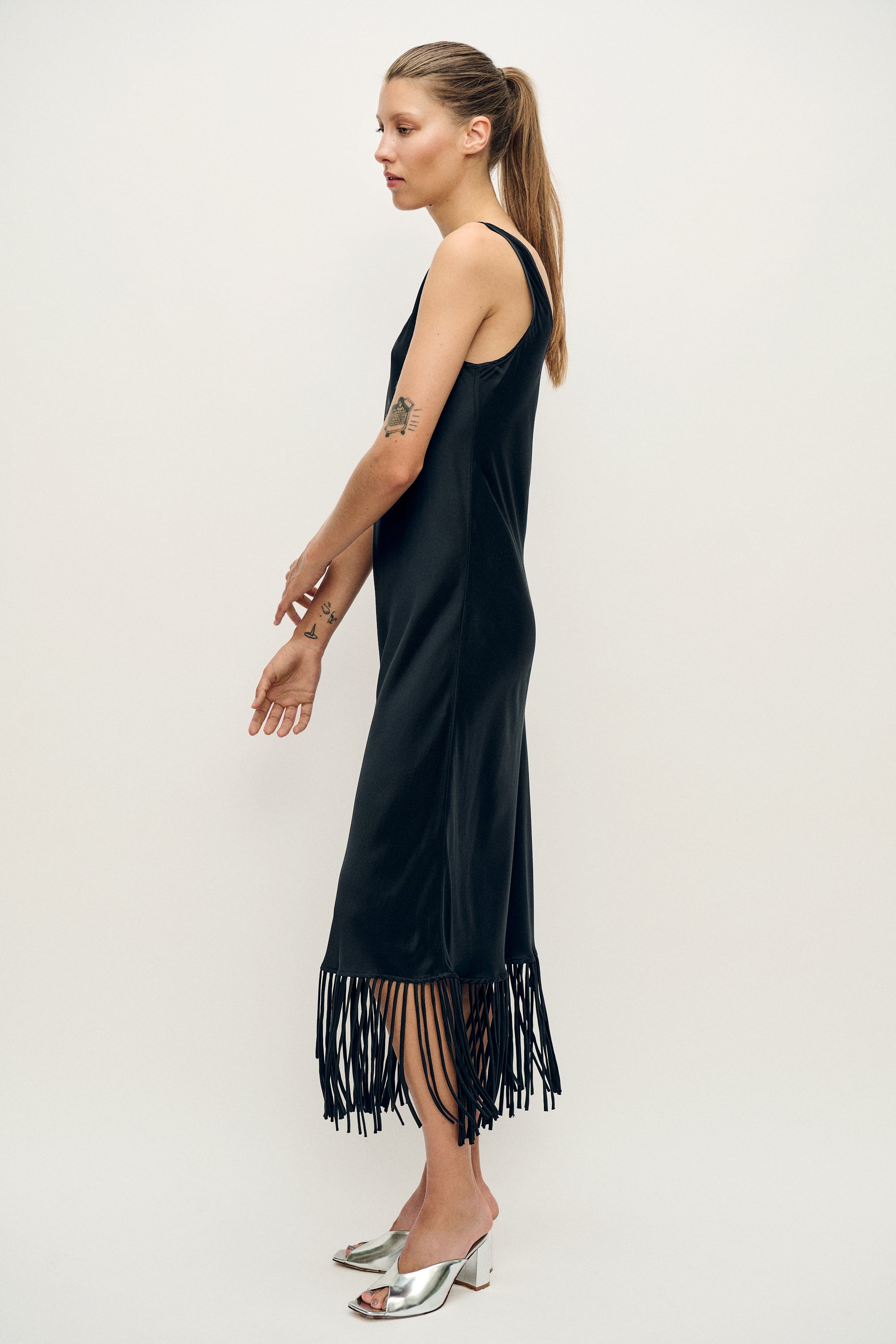 FRINGE SCOOP NECK DRESS BLACK